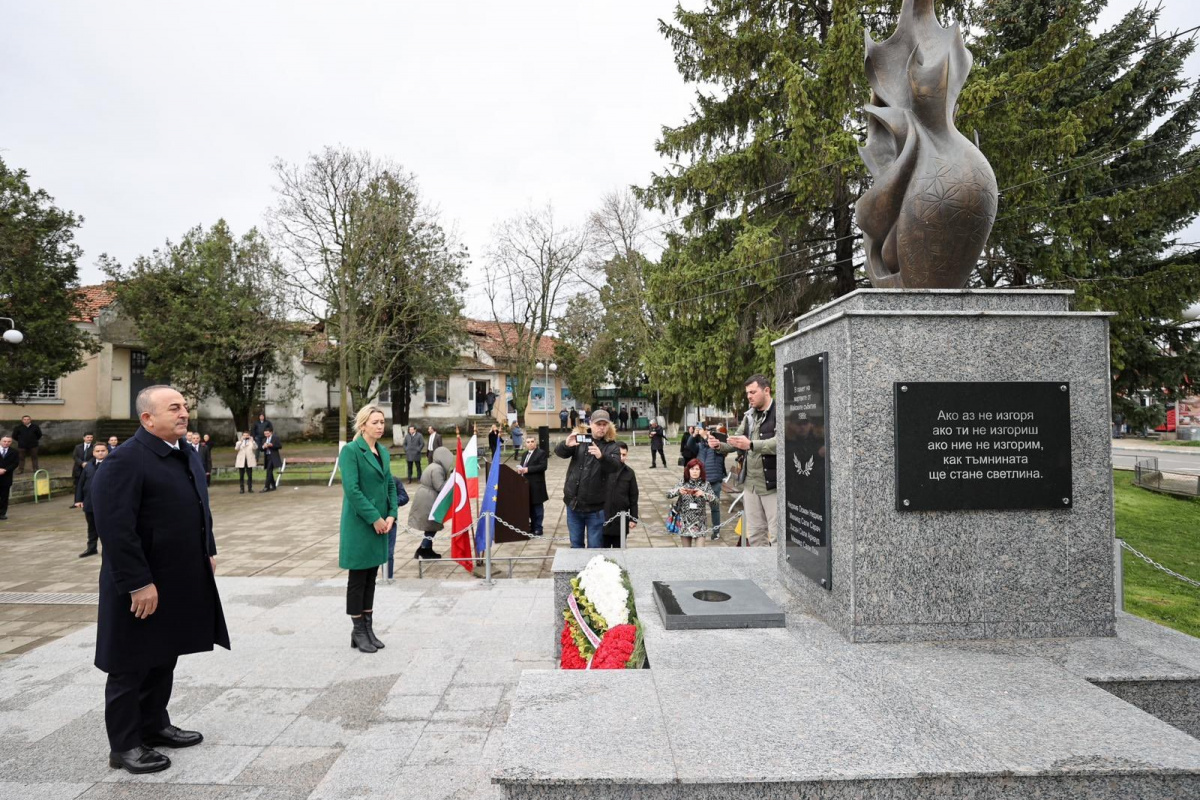 Dışişleri Bakanı Çavuşoğlu, Bulgaristan’da şehitler anıtını ziyaret etti