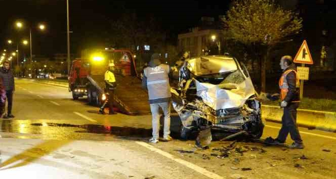 Kilis’te hafif ticari araçla tır çarpıştı: 1 yaralı