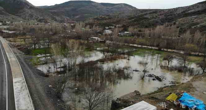 Gümüşhane’de şiddetli yağışların ardından taşan Harşit Çayı nedeniyle bahçeler gölete döndü