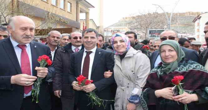 Bayburt’un AK Parti adayı Ateş memleketinde coşkuyla karşılandı