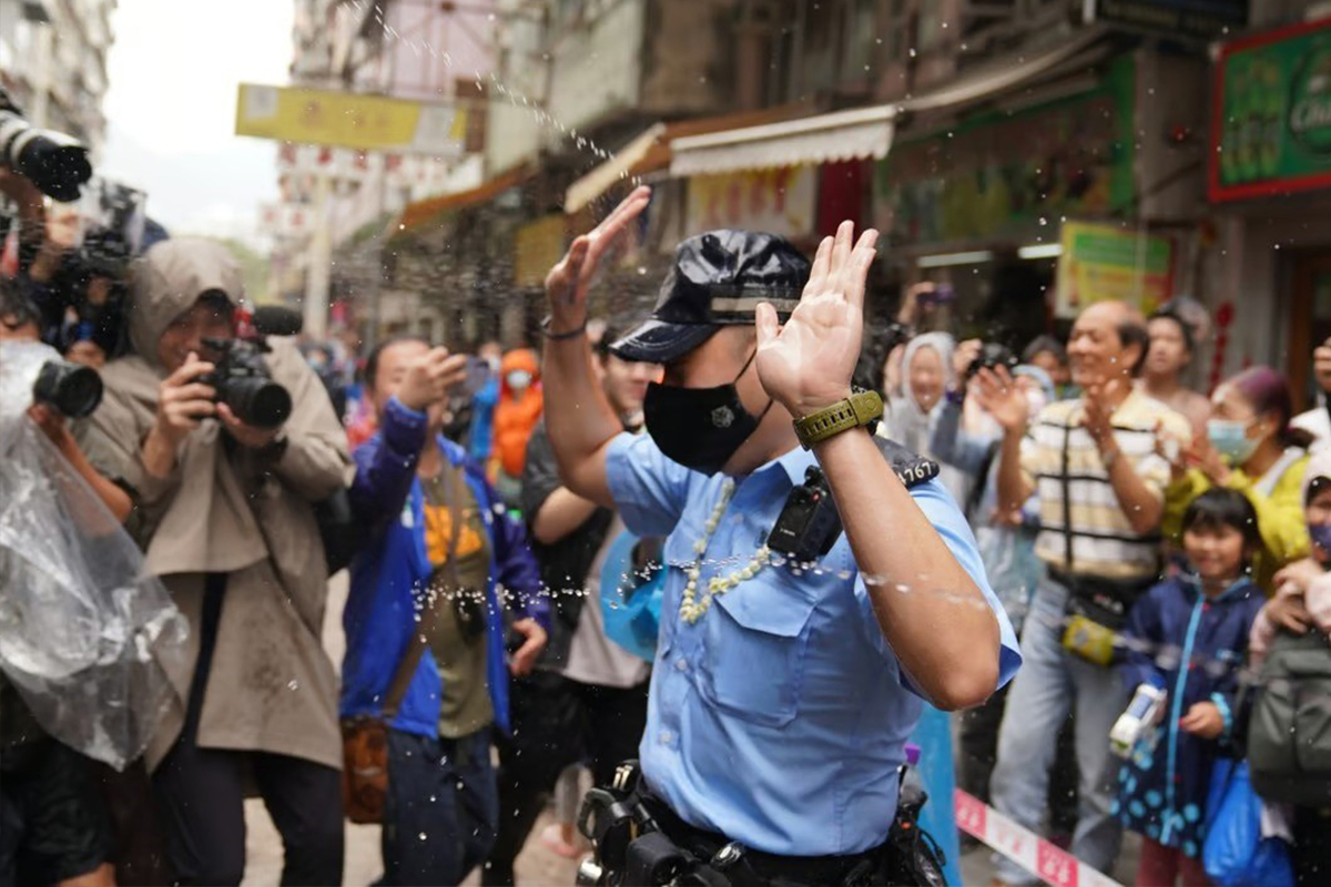 Hong Kong&#039;da polise su sıkan 2 kişi gözaltına alındı