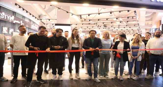 hummel, DNA konseptli yeni mağazasını açtı