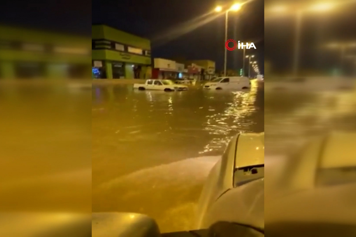 Suudi Arabistan’da cadde ve sokaklar sular altında kaldı