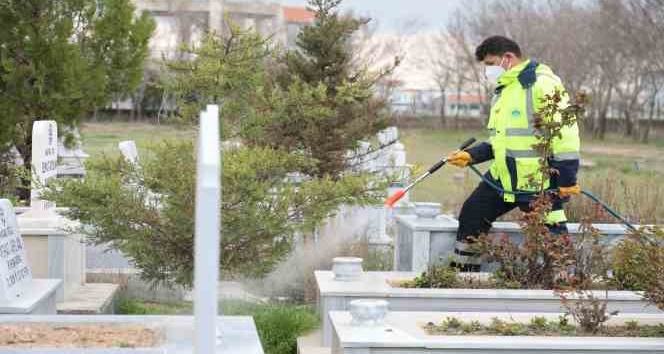 Aksaray Belediyesinden mezarlıklarda bayram temizliği