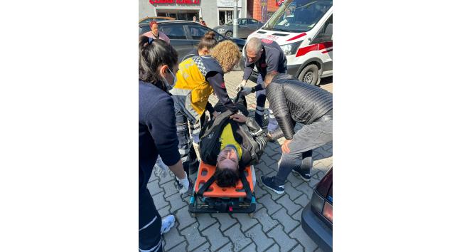 Minibüs, motosiklet ile çarpıştı; kurye yaralandı