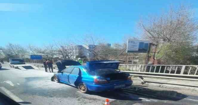 Yalova’da seyir halindeki otomobil alevlere teslim oldu