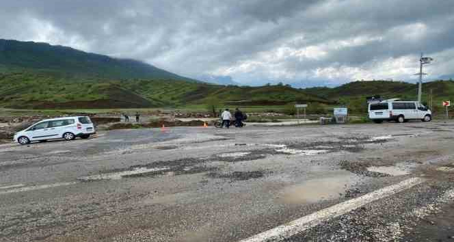 Derecik’te sağanak yağış köprüleri yıktı, köy yolları ulaşıma kapandı