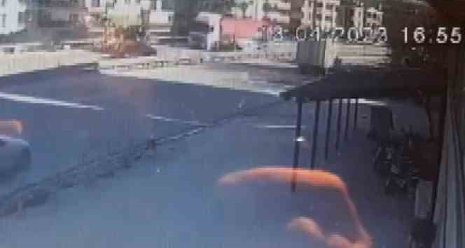 Virajı alamayan otomobil tıra çarparak takla attı: 1 yaralı