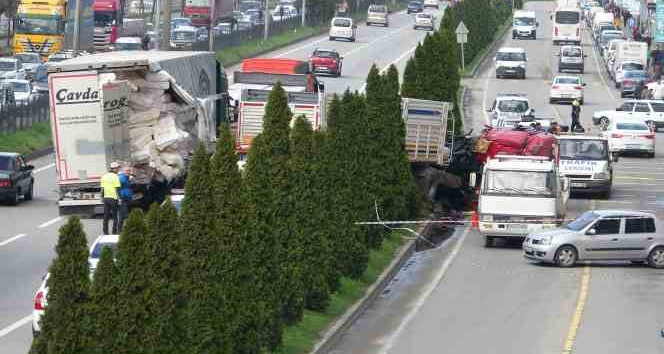 Devrilen kamyon karayolunu kapattı, zincirleme kaza oldu