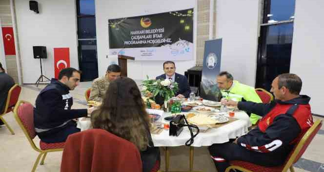 Vali Akbıyık belediye personeli ile iftar açtı