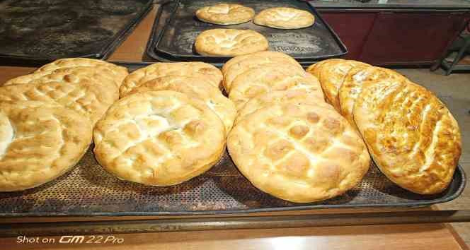 Geleneği bozmadı ekmeği 8-12 saatlerinde ücretsiz verdi