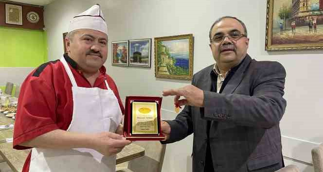 23 senelik aşçısı EYT’den emekli olunca altın ve plaket verdi
