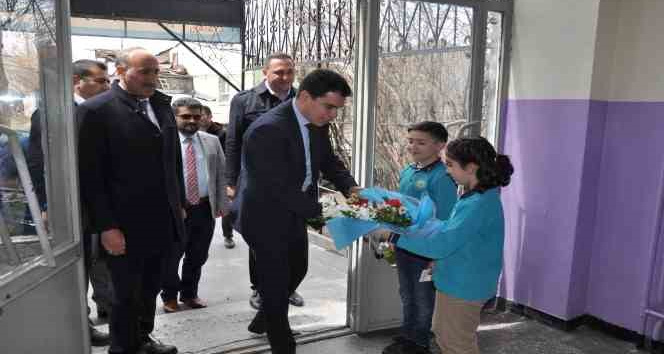 Vali Vekili Tuna, öğrencilerin bayramını kutladı