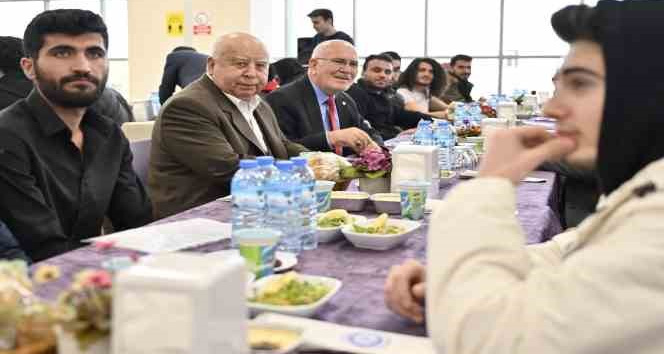Uşak Üniversitesi depremzede öğrencileri iftarda buluşturdu