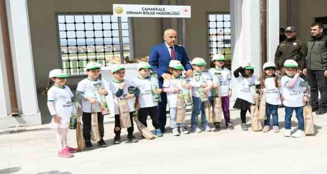 Bakan Kirişci, orman gönüllüsü çocuklara satranç takımı ve fidan dağıttı