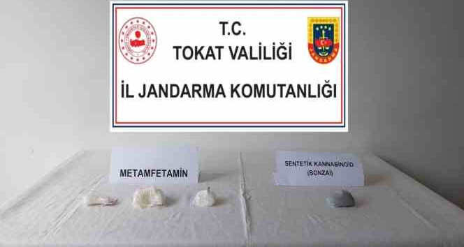 Tokat’ta arabada uyuşturucu yakalandı
