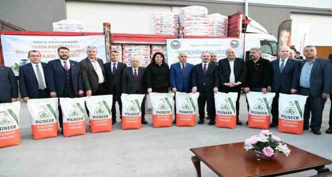 Tarım ve Orman Bakanı Kirişci, üreticilere tohum dağıttı