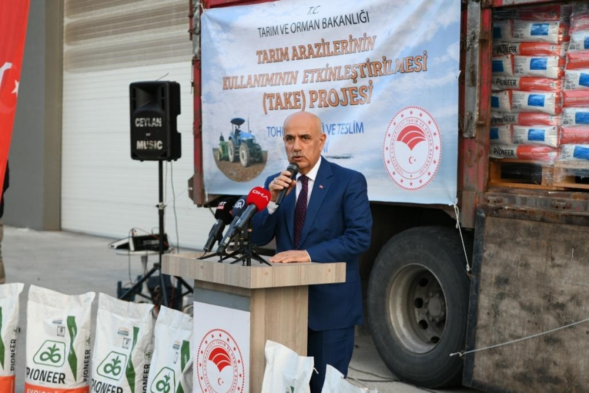 Tarım ve Orman Bakanı Kirişci, üreticilere tohum dağıttı
