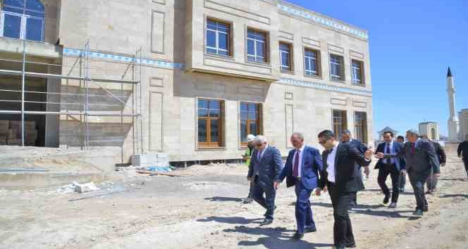 Rektör Karakaya, merkez kütüphane binasında inceleme yaptı