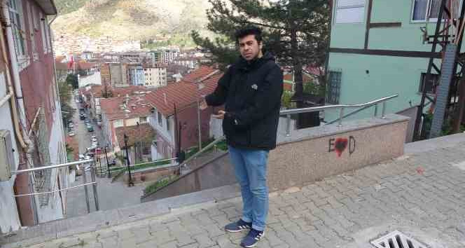 İki mahalleyi birbirine bağlıyor, uzunluğu ile dikkat çekiyor