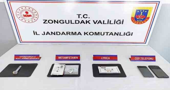 Jandarmanın durdurduğu şüphelilerin üzerinden uyuşturucu çıktı