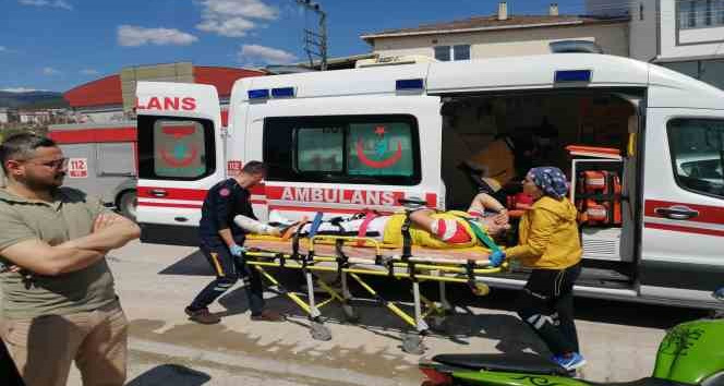 Tokat’ta motosiklet otomobile çarptı: 2 yaralı