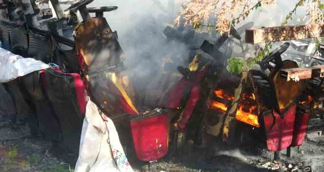 Okul bahçesinde çıkan yangını meraklı gözlerle izlediler