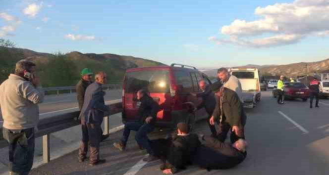 Bariyere çıkan aracı kurtarırken altında kalmaktan son anda kurtuldular