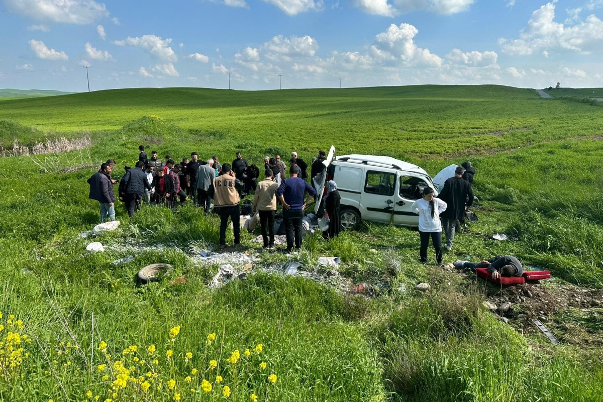 Diyarbakır&#039;da otomobil tarlaya uçtu: 3&#039;ü ağır 4 yaralı