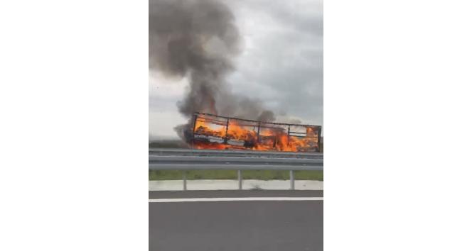 Çanakkale’de seyir halindeki tırın dorsesinde yangın çıktı