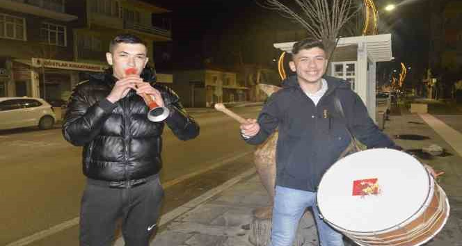 Sahurda davul geleneğini gençler yaşatıyor