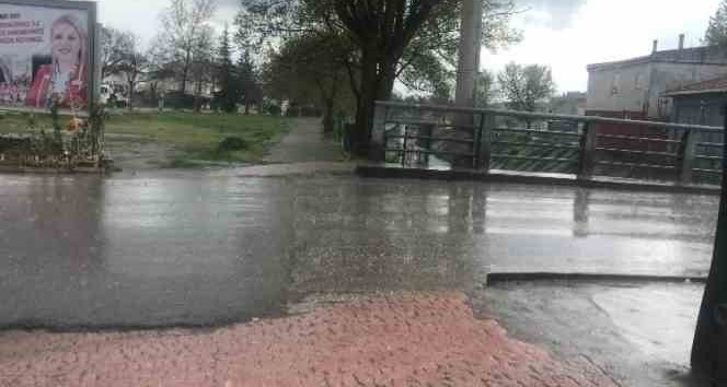 Uzunköprü’de sağanak yağış etkili oluyor