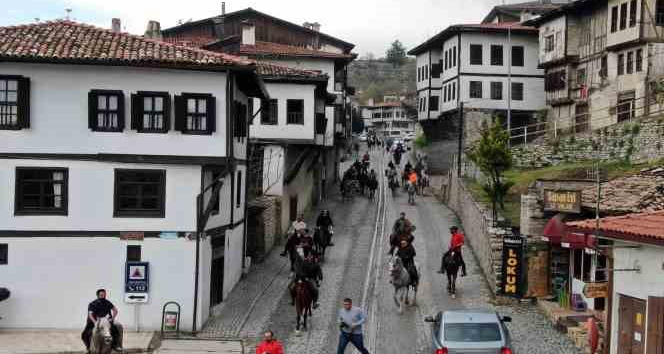 Tarihi şehrin sokaklarını atlarla gezdiler