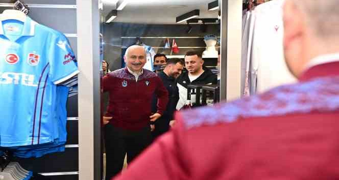 Fanatik Trabzonsporlu Bakan Karaismailoğlu TS Clup’ta alışveriş yaptı