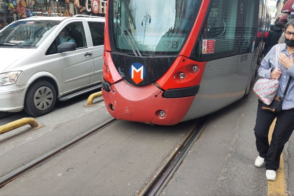 Sirkeci&#039;de tramvay raydan çıktı