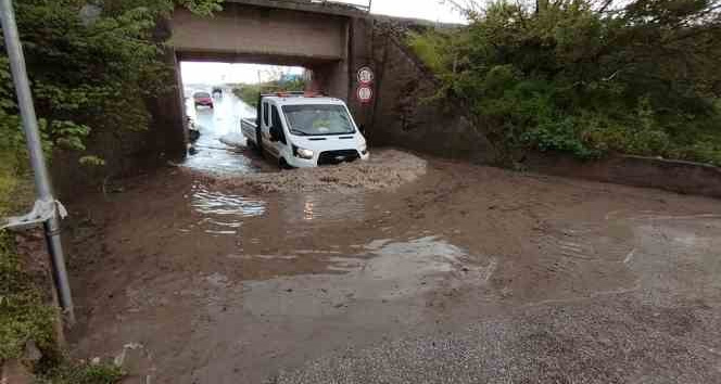 Edirne’de sağanak yağış yolları gölle çevirdi