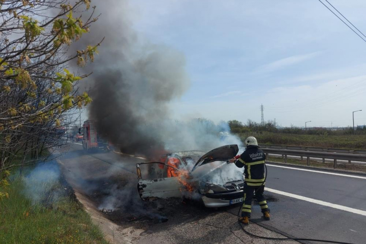 Tamirden çıkan otomobil Avrupa Otoyolu&#039;nda küle döndü