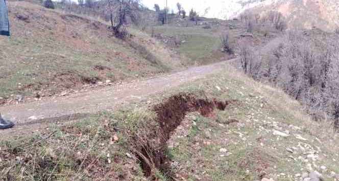 Tunceli İl Özel İdaresi, sağanak yağışın tahribatını gidermek için çalışma başlattı