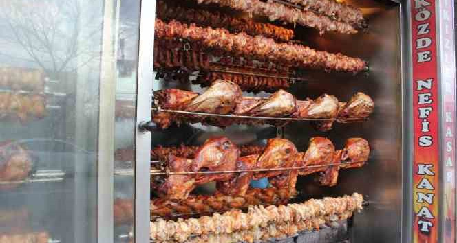 İzmirliler iftar için gelenekselleşen kömürde kelleyi tercih ediyor