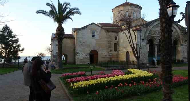 Trabzon’daki Ayasofya Camii lalelerle başka güzel