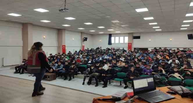 Öğrencilere polislik tanıtıldı, suçtan korunma yöntemleri anlatıldı