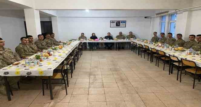 Yayladere Kaymakamı İrdelp, askerler ile iftar açtı