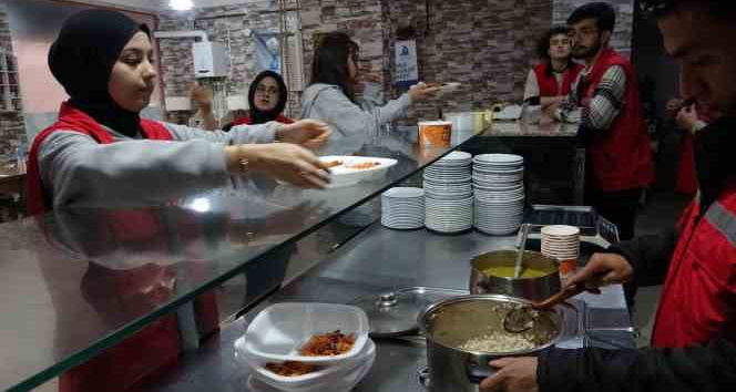 Gönüllü gençlerden ihtiyaç sahibi ailelere iftar yemeği