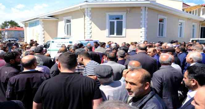 Evde ölü bulunan öğretmen son yolculuğuna uğurlandı