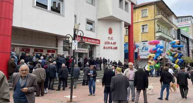 Bayram öncesi banka önünde uzun kuyruklar oluştu
