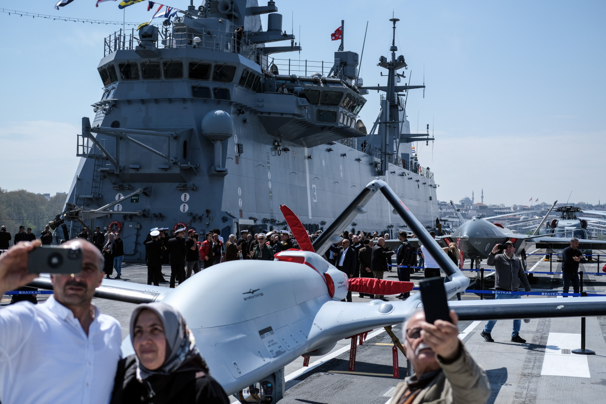 Vatandaşlar TCG Anadolu gemisindeki SİHA’lara yoğun ilgi gösterdi