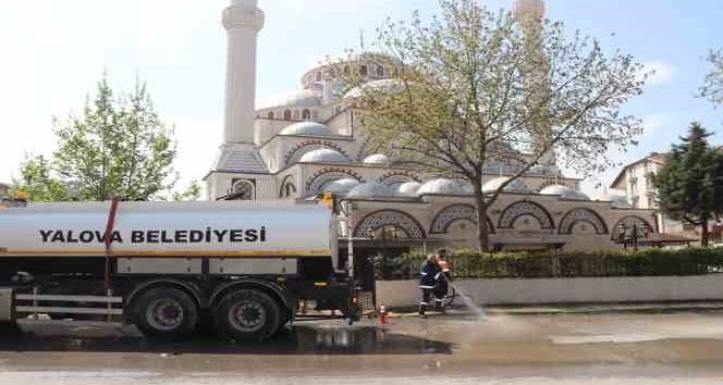 Yalova Belediyesi’nden camilerde bayram öncesi temizlik