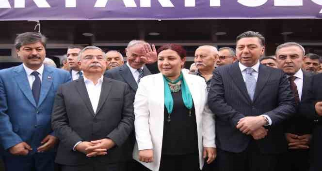 Eski TBMM Başkanı Yılmaz: "Milletin duasını almak için çalışanların yanında olun"