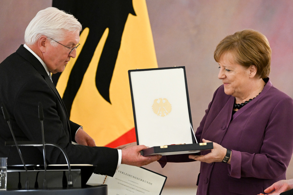 Merkel’e Almanya’nın en yüksek liyakat nişanı verildi
