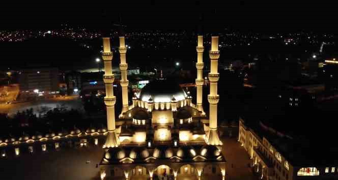 Kırıkkale’de 7’den 70’e herkes camilere akın etti: Kadir Gecesi dualarla idrak edildi